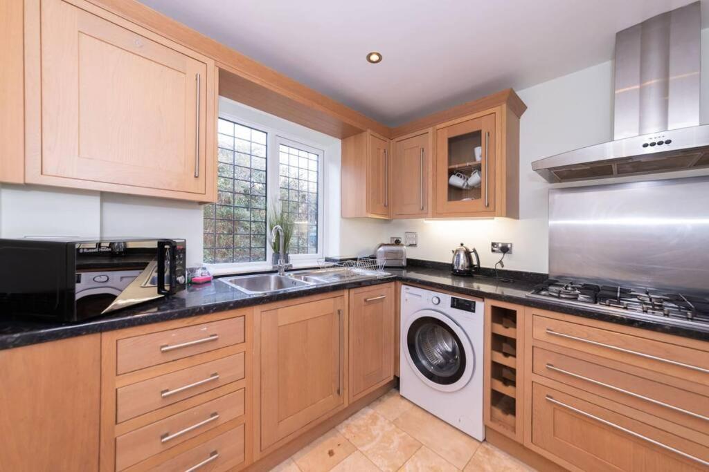 Ratby House - Spacious 3 Bed With Garden & Parking Earley Buitenkant foto